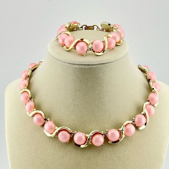 Vintage Unsigned Necklace Bracelet Set Pink Plastic Cabochon Gold Tone - Picture 1 of 11